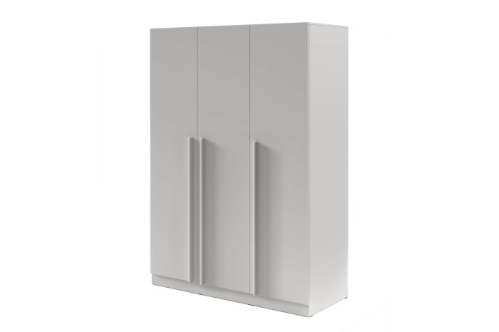 Moderner dreitüriger Kleiderschrank in hellem Grau mit schlanken, langen Türgriffen.