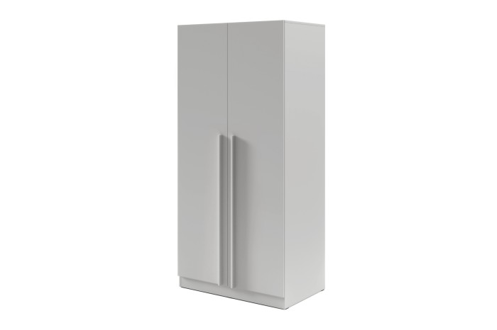Moderner zweitüriger Kleiderschrank in Weiß mit langen vertikalen Griffen.