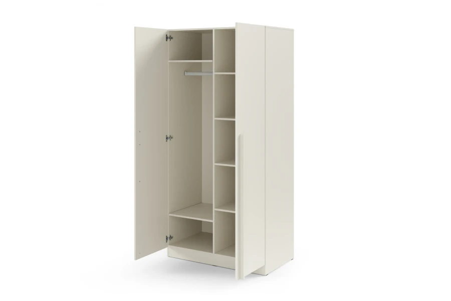 Innenansicht des beige-farbenen Kleiderschranks mit Kleiderstange und mehreren Ablagefächern.