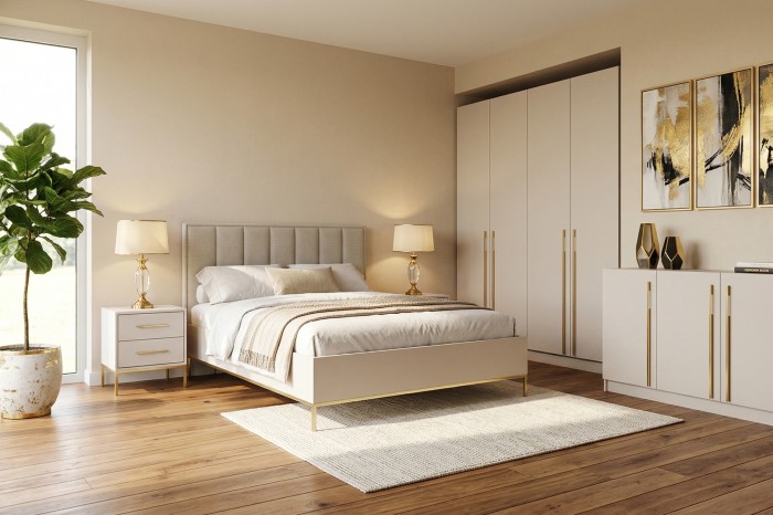 Gemütliches Schlafzimmer-Interieur mit beigen Möbeln, Goldakzenten und Zimmerpflanze.