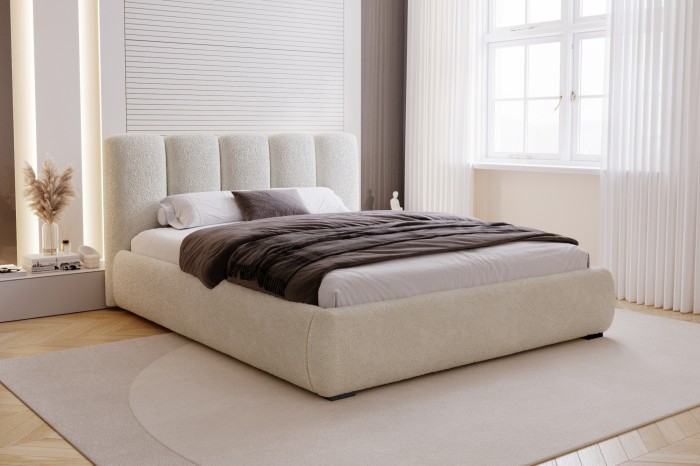 Gezellige slaapkamer met licht bouclé bed, tapijt en grote ramen.