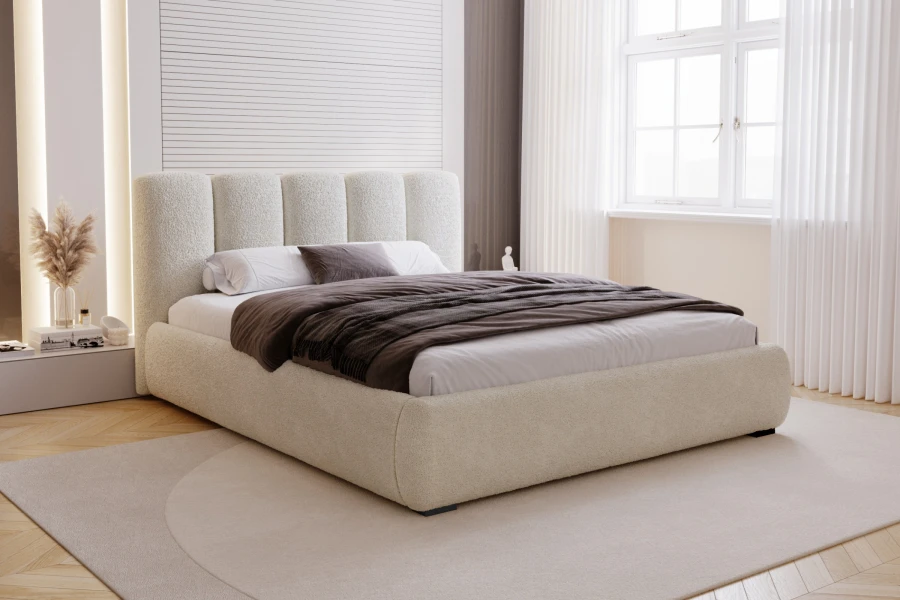 Gemütliches Schlafzimmer mit hellem Bouclé-Bett, Teppich und großen Fenstern.