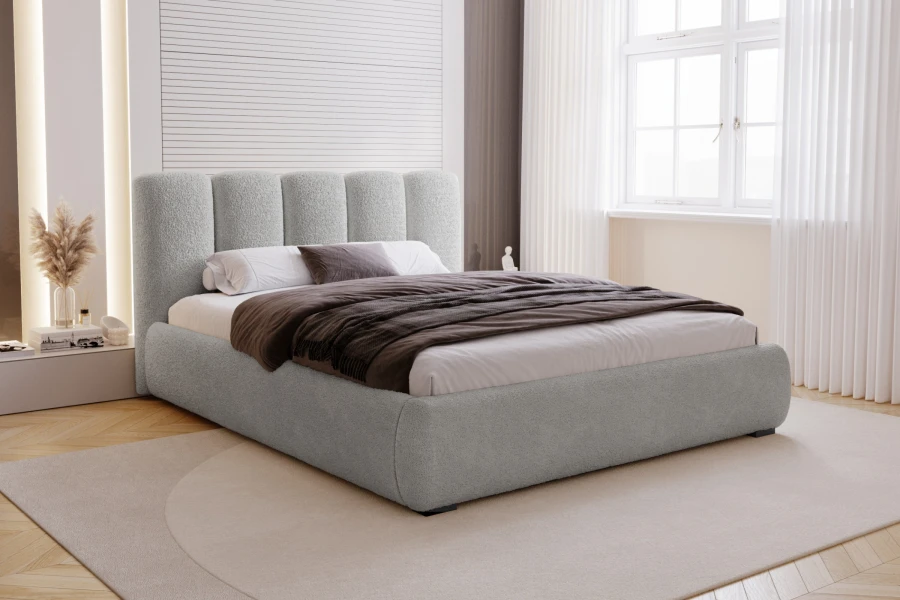 Elegantes Schlafzimmer-Interieur mit hellgrauem Polsterbett