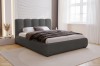 Graues Designerbett im hellen Schlafzimmer mit Teppich und Dekoration