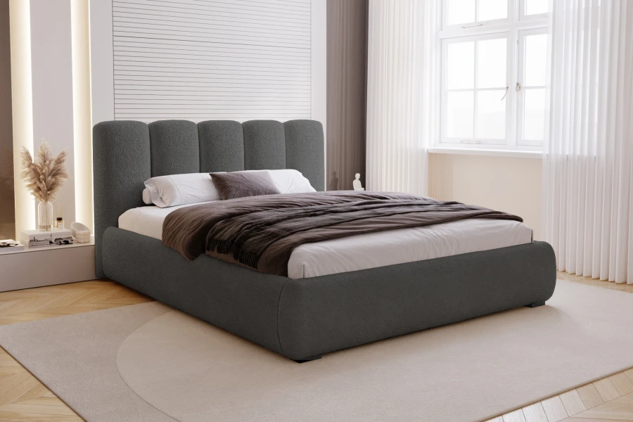 Graues Designerbett im hellen Schlafzimmer mit Teppich und Dekoration