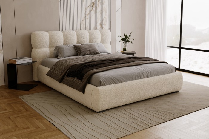 Modernes Schlafzimmer-Ambiente mit gemütlichem Bouclé-Bett, Teppich und Fensterfront.