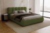Stilvolles Schlafzimmer mit grünem Bouclé-Polsterbett und modernem Dekor