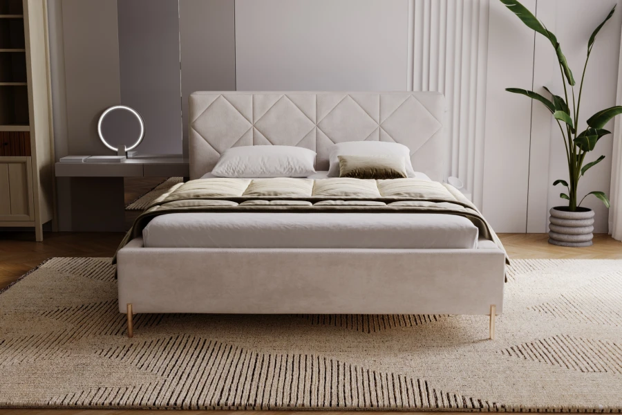 Helles Polsterbett in Beige mit gestepptem Kopfteil und goldenen Füßen auf Teppich.