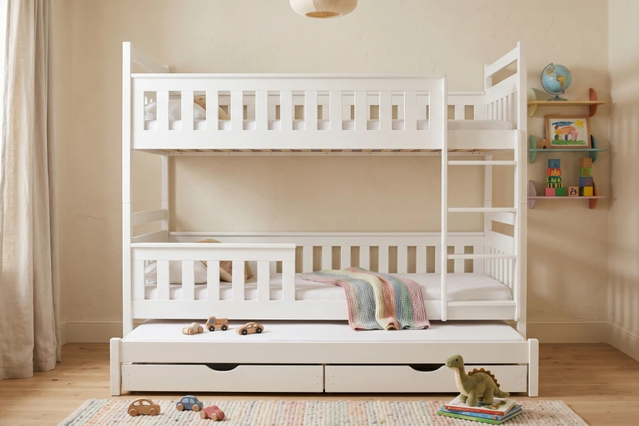 Weißes Etagenbett aus Holz für Kinder mit Ausziehbett und praktischen Schubladen.