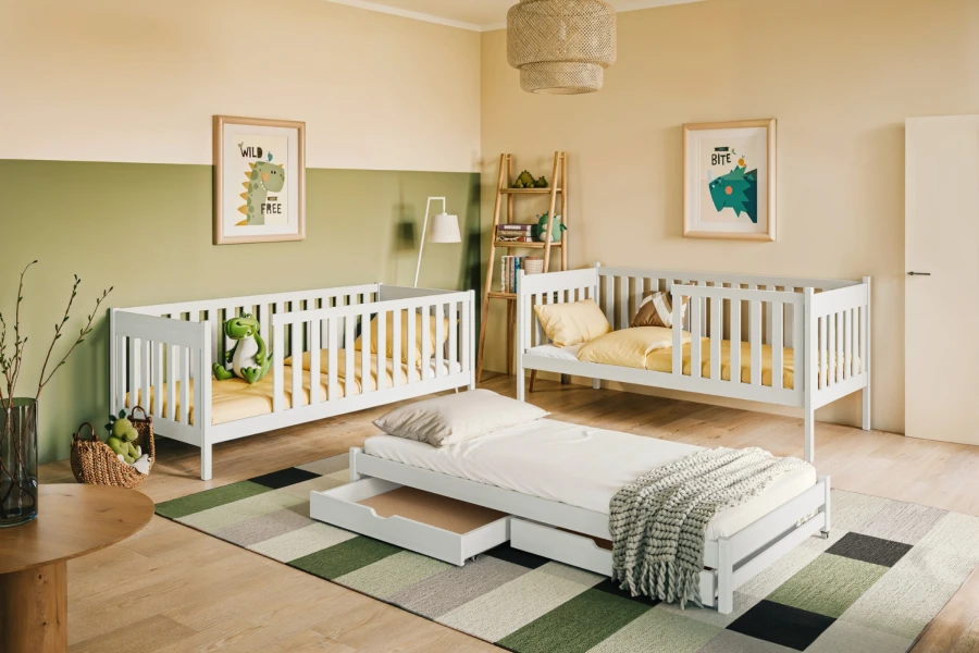 Vielseitiges Kinderbett-Set bestehend aus zwei Einzelbetten und einem Ausziehbett.