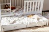 Weißes Kinder-Etagenbett mit Leiter und praktischem Ausziehbett für Übernachtungsgäste.