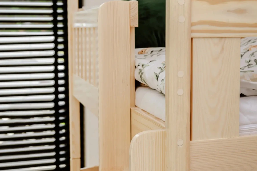 Detailweergave van een stapelbed van licht grenenhout met natuurlijke nerf.
