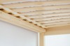 Nahaufnahme eines stabilen Lattenrosts aus Holzleisten für Kinderbetten.