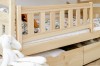 Massivholz-Kinderbett mit Rausfallschutz und geräumigen Bettschubladen für Stauraum.