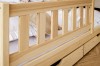 Kinderbed van grenenhout met veilige uitvalbeveiliging en praktische bedlade.