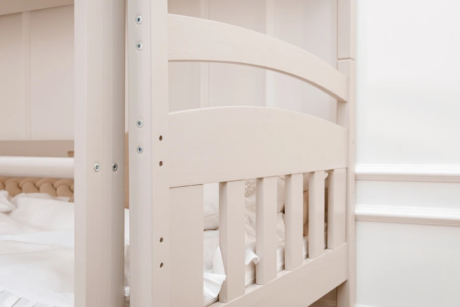 Stabiele constructie van een stapelbed in beige met afgeronde houten elementen.
