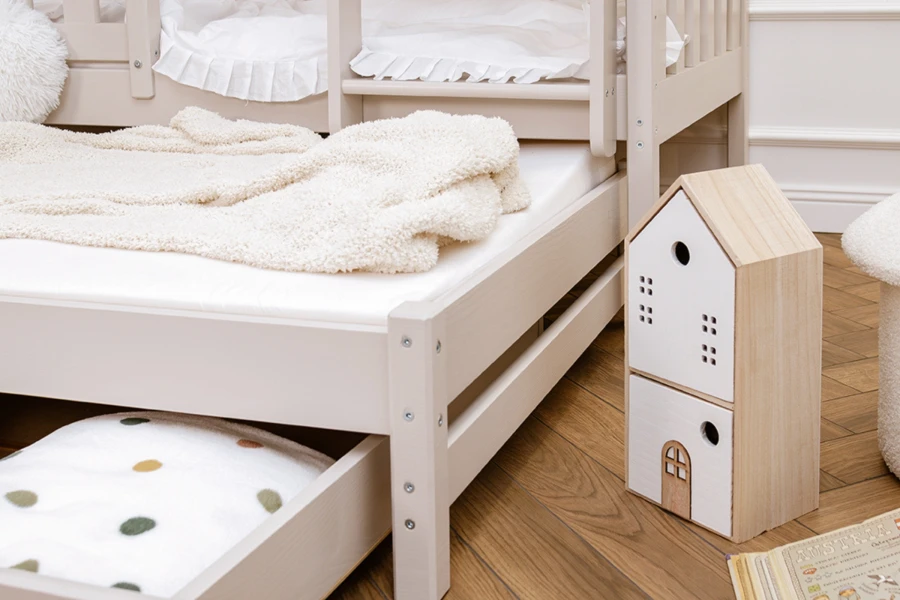 Uitschuifbaar logeerbed voor de kinderkamer met decoratief houten speelhuisje.