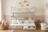 Beige stapelbed in de kinderkamer met uitschuifbed en decoratieve wolken.