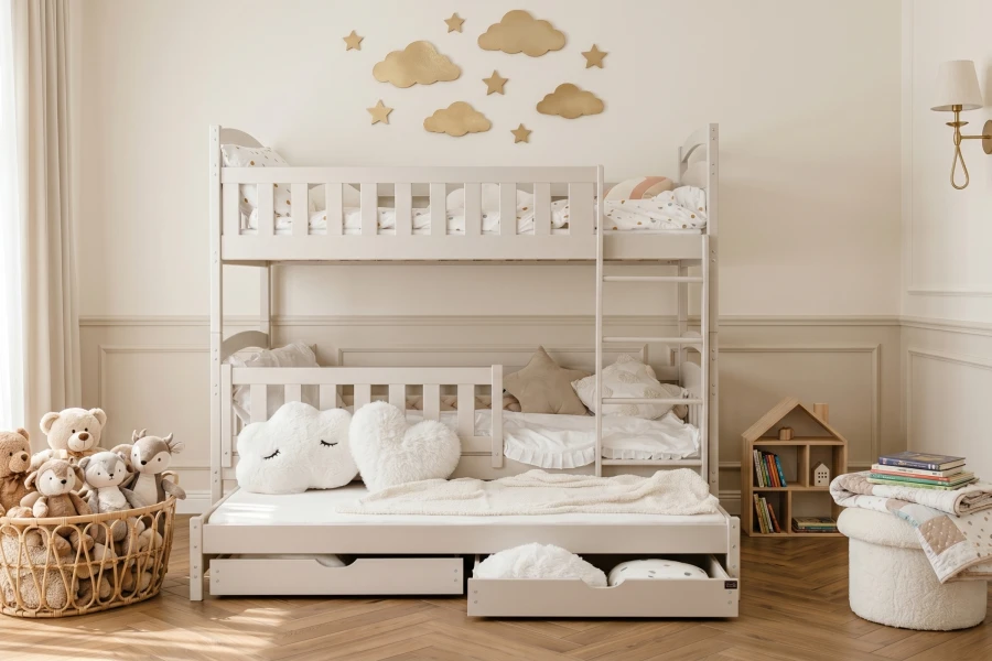 Beige stapelbed in de kinderkamer met uitschuifbed en decoratieve wolken.