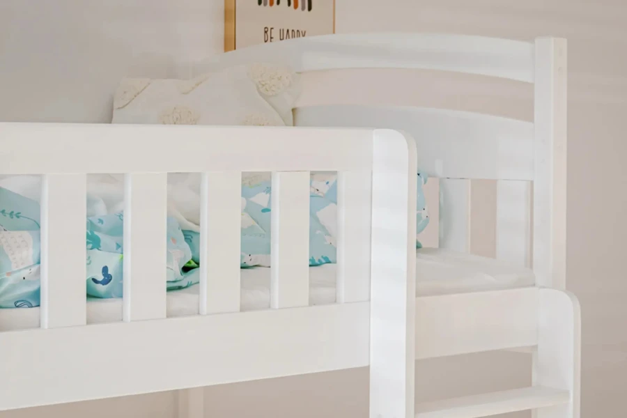 Weißes Hochbett mit Rausfallschutz und blauer Bettwäsche