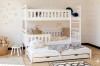Weißes Kinder-Etagenbett mit Ausziehbett in dekoriertem Zimmer.