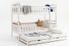 Modern wit stapelbed met extra gastenbed op een witte achtergrond.