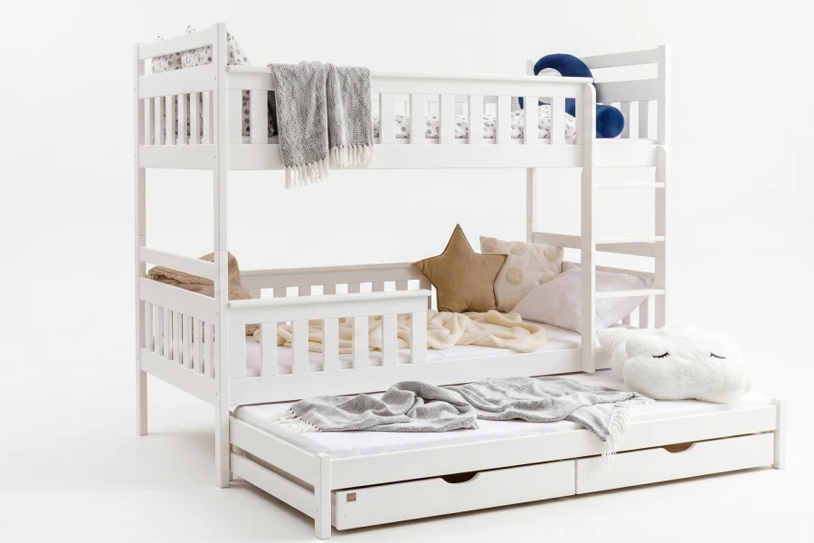 Modernes weißes Etagenbett mit zusätzlichem Gästebett auf weißem Grund.