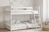 Modernes weißes Hochbett im Kinderzimmer mit Sternchen-Bettwäsche und Wolken-Deko