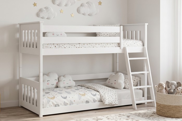 Modernes weißes Hochbett im Kinderzimmer mit Sternchen-Bettwäsche und Wolken-Deko