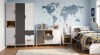 Modernes Jugendzimmer mit grau-weißem Kleiderschrank, Sideboard und Weltkarte.