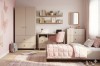 Eingerichtetes Kinderzimmer mit der Marco Serie: Kleiderschrank, Schreibtisch und Bett in Beige.