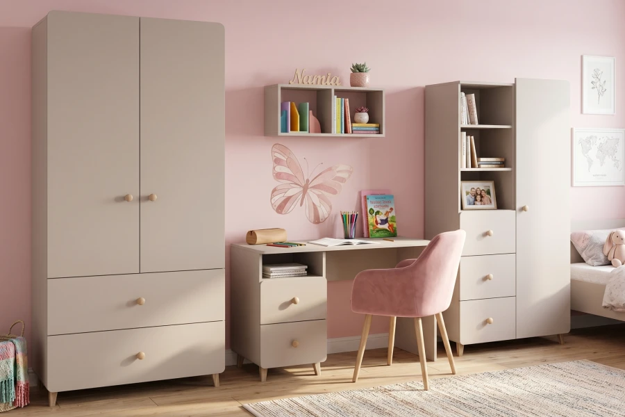 Marco Kindermöbel Details: Schreibtisch, Wandregal und Kleiderschrank in harmonischem Beige.
