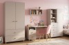 Modernes Mädchenzimmer mit Schreibtisch, rosa Samtsessel und Kleiderschrank in Beige.