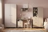 Beige Kindermöbel-Kombination aus Kleiderschrank, Schreibtisch und Regal für das Jugendzimmer.