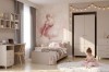 Mädchen-Kinderzimmer mit Ballerina-Wandbild, beigem Bett, Schreibtisch und Kleiderschrank.