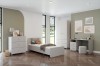 Stilvolles Jugendzimmer in Olivgrün und Beige mit Einzelbett, Schreibtisch und Fischgrät-Parkettboden.