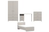 Vierteiliges Kinderzimmer-Möbelset in Beige: Bett, Schrank, Schreibtisch und Kommode.