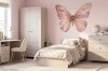 Modernes Mädchenzimmer mit beigem Kleiderschrank, Bett und großem Schmetterling an der Wand.