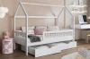 Gemütliches Kinderzimmer mit weißem Hausbett, weichen Kissen und moderner Einrichtung.
