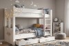 Modernes weißes Etagenbett mit Leiter und zwei Schubladen in einem stilvoll dekorierten Kinderzimmer.
