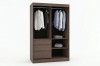 Innenansicht Kleiderschrank dunkelbraun mit Kleiderstangen, Ablagefächern und Schubladen.
