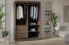 Offener Kleiderschrank in Holzoptik dunkelbraun im modern eingerichteten Wohnzimmer.