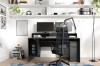 Komplett eingerichtetes Gaming-Zimmer mit Schreibtisch, PC mit RGB-Lüftern und zwei Monitoren.