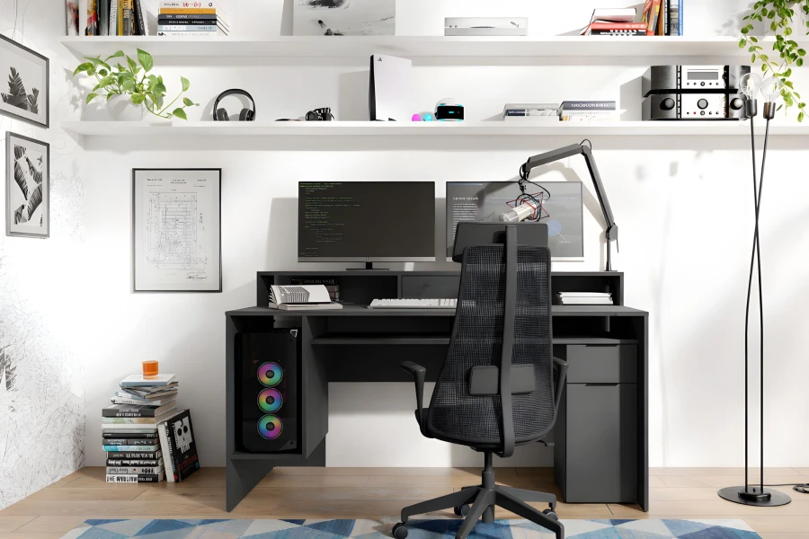 Komplett eingerichtetes Gaming-Zimmer mit Schreibtisch, PC mit RGB-Lüftern und zwei Monitoren.