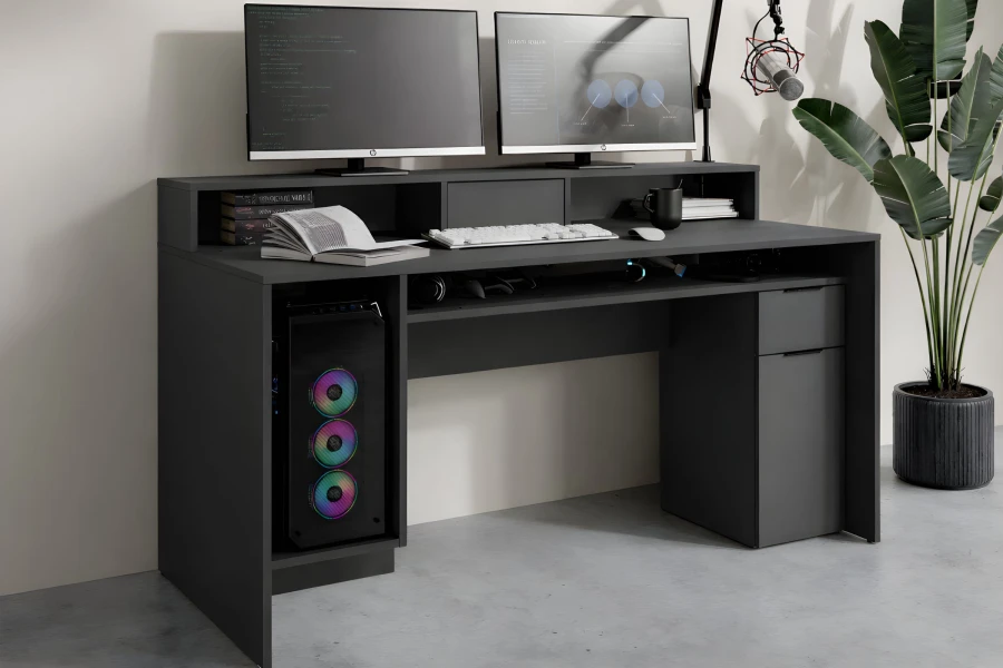 Nahaufnahme eines Gaming-Setups auf einem anthrazitfarbenen Schreibtisch mit zwei Bildschirmen.
