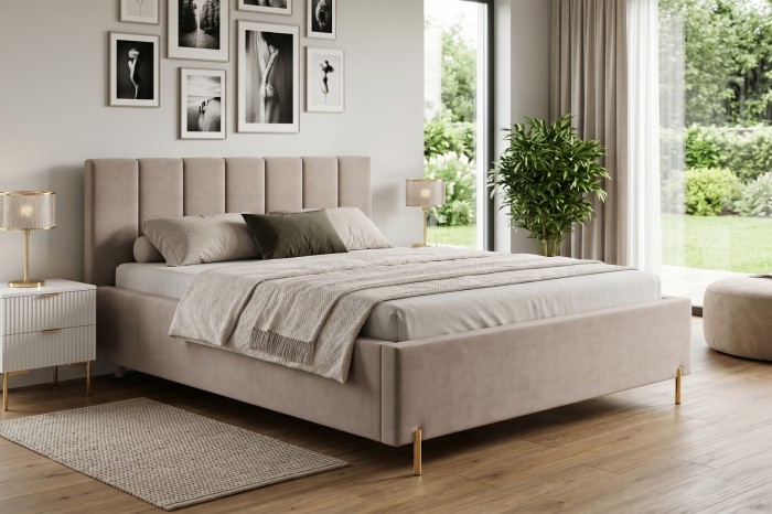 Beiges Polsterbett mit vertikal gestepptem Kopfteil und goldenen Beinen im modernen Schlafzimmer-Ambiente.