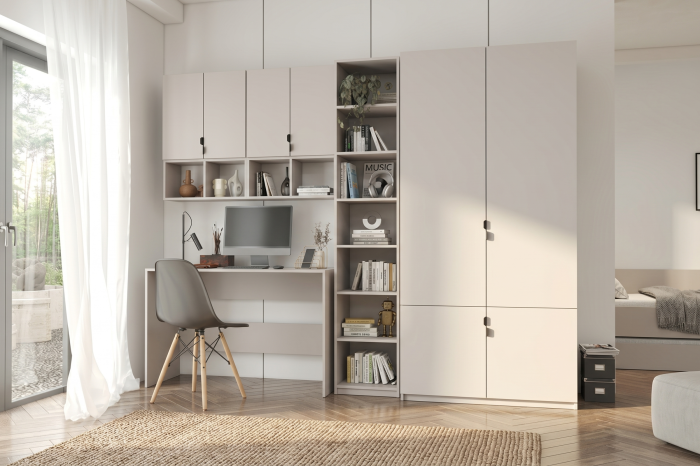 Modernes Homeoffice-Set mit beigem Schreibtisch, grauem Stuhl und großem Kleiderschrank in hellem Design.