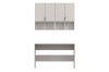 Minimalistischer Schreibtisch in Beige mit vierteiligem Wandschrank und offenen Fächern.