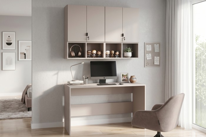 Modernes Home-Office Design mit beigem Schreibtisch, Monitor und dekorativem Hängeschrank.