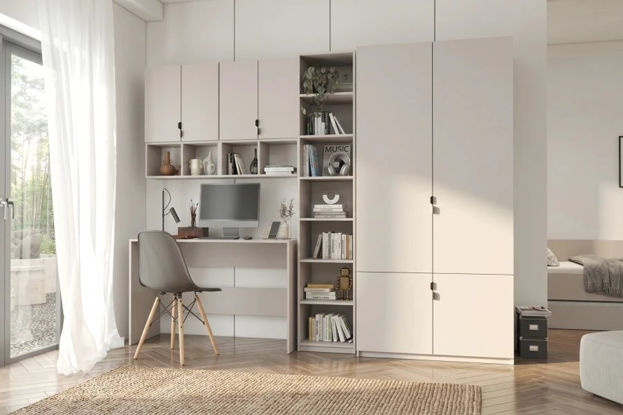 Modernes Heimbüro mit Schreibtisch, Regalsystem und hellen Schränken in Beige.
